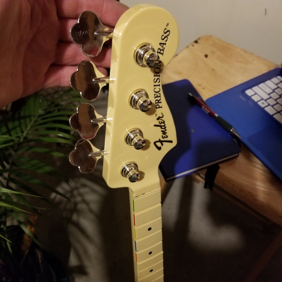 Fender xbox 360 Rock Band Gutar - Picture 5 of 9